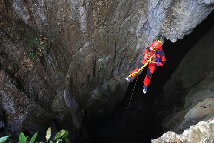 Sulawesi Selatan,GriyaWisata.Com - Bagi para traveler yang hobby wisata ekstrim, mungkin nama Leang Pute sudah bukan menjadi hal baru lagi. Pasalnya Leang Pute memegang rekor sebagai gua vertikal terdalam kedua di Indonesia, setelah gua Hatu Saka di Kepulauan Maluku yang memiliki kedalaman 388 meter..